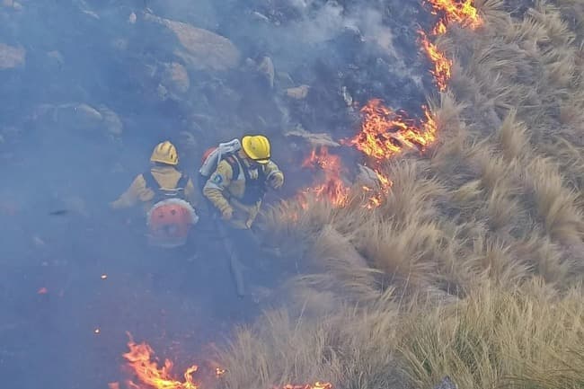 Leia Nuevos incendios en Córdoba: bomberos combaten las llamas en Sierras Chicas