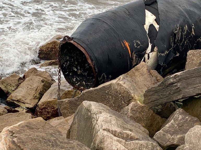 No es un mito: «El misterio del tubo negro que aparece en las costas de playa grande»