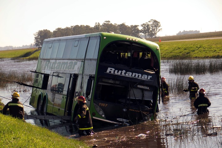 Un colectivo volcó en la Autovía 2