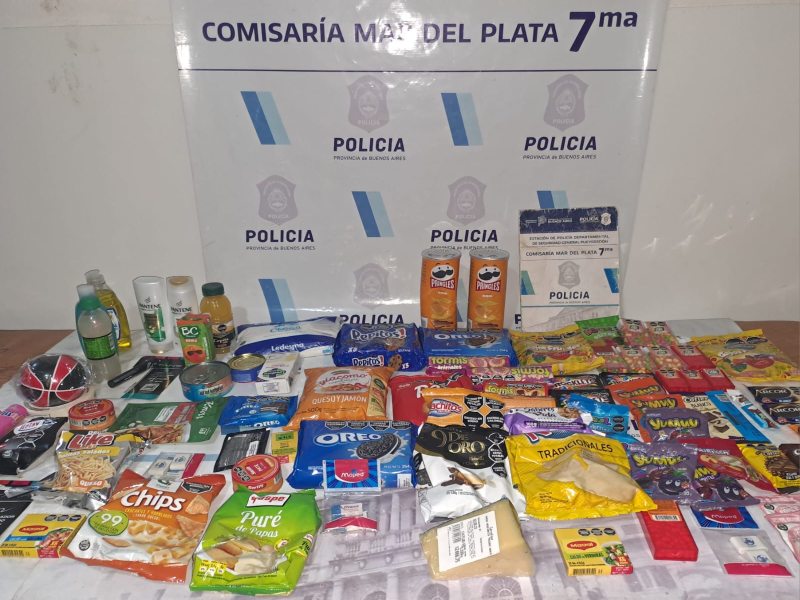 Robó casi $60 mil en comida de un supermercado: escondió todo entre sus prendas 