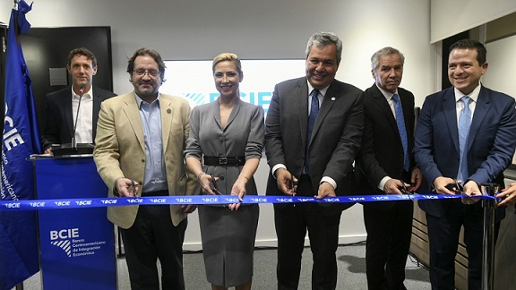 El BCIE apoyará el proyecto «Casas Amor» para niños y niñas, ideado por Fabiola Yáñez