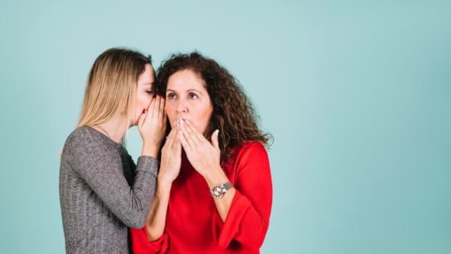 Por qué a los seres humanos les interesa el chisme: la respuesta de los expertos