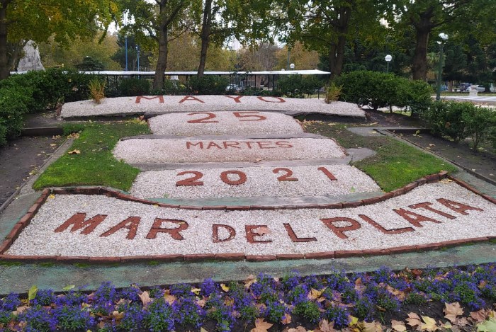 Proponen declarar vecino destacado al hombre que arma el calendario en Plaza San Martín