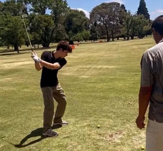 ¿Cambia de deporte? Colapinto estuvo jugando al golf en Argentina