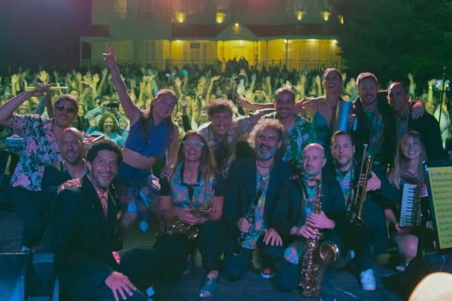 La Orquesta Cumbia Grande presenta  un show solidario