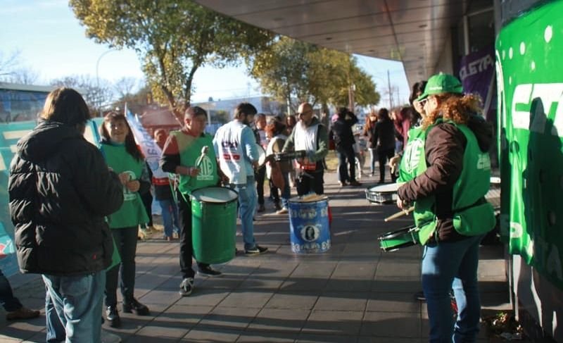 Denuncian brutales descuentos a docentes: alcanzan en algunos casos el 25% del salario