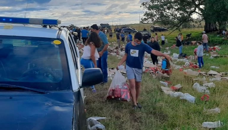 Camionero volcó y los vecinos robaron su carga; llevaba cervezas