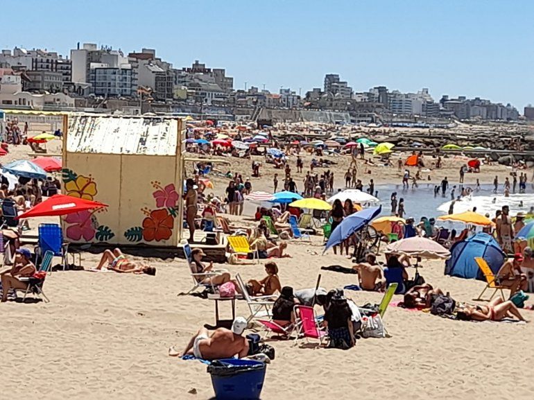 Miles de turistas llegaron a Mar del Plata para recibir el 2022 junto al mar