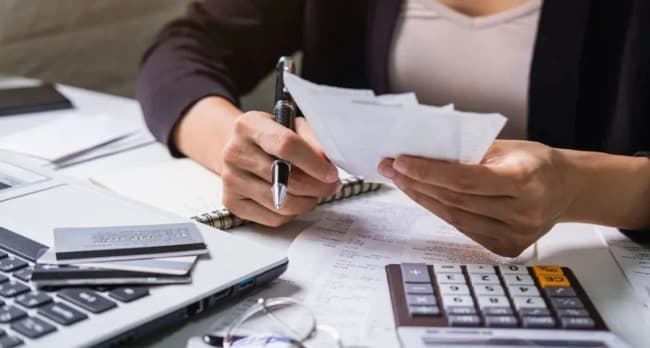 Leia Cómo frenar el sobreendeudamiento y cuidar los ahorros
