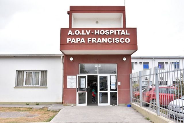 Una mujer dio a luz parada en las puertas del hospital y su beba se quebró la clavícula