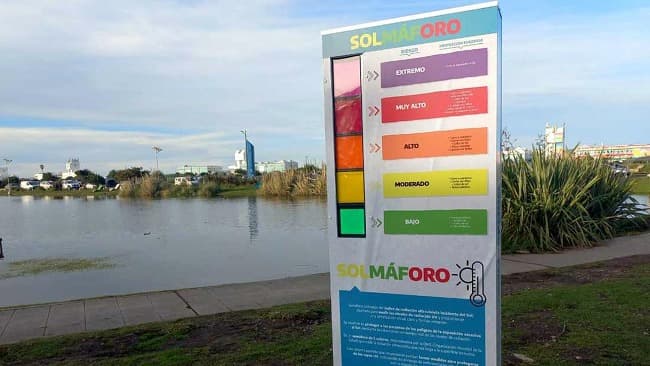 Un «Solmáforo» , instalado en Punta Mogotes, avisa para cuidarse de rayos UV