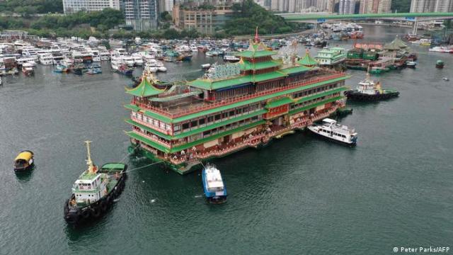 Se hundió en el mar el icónico restaurante flotante Jumbo de Hong Kong