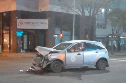 Un choque dejó un utilitario volcado en el micro centro de Mar del Plata