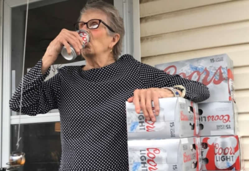Tiene 93 años, pidió cerveza para pasar la cuarentena y le llevaron 150 latas