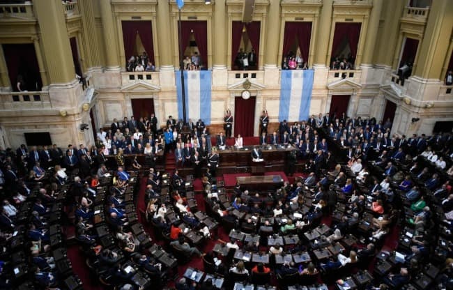 Asamblea Legislativa: un Congreso con bancas vacías y palcos militantes 