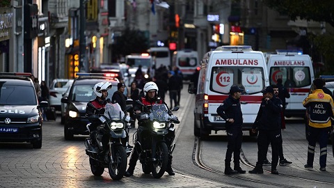 Seis muertos y 81 heridos por atentado con bomba en una icónica avenida de Estambul