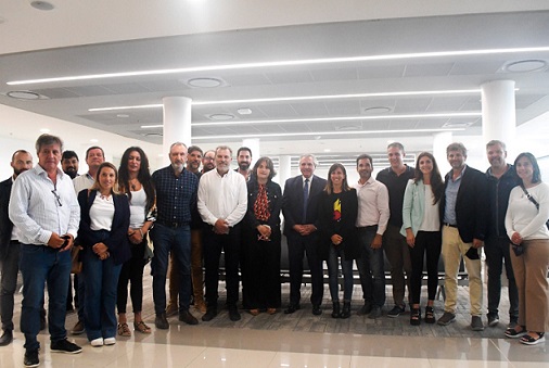 Alberto Fernandez junto a representantes del Frente de Todos local