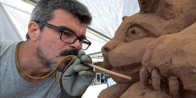 Alejandro Arce, el hombre que llevó las esculturas de arena a la categoría de arte 