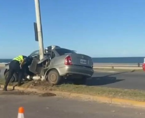 Una mujer de 43 años falleció tras impactar su auto con un poste de luz de la ruta 11