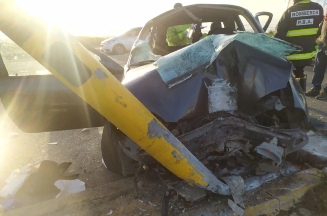 Un auto se estrelló contra un semáforo de la Costa y cinco jóvenes fueron hospitalizados