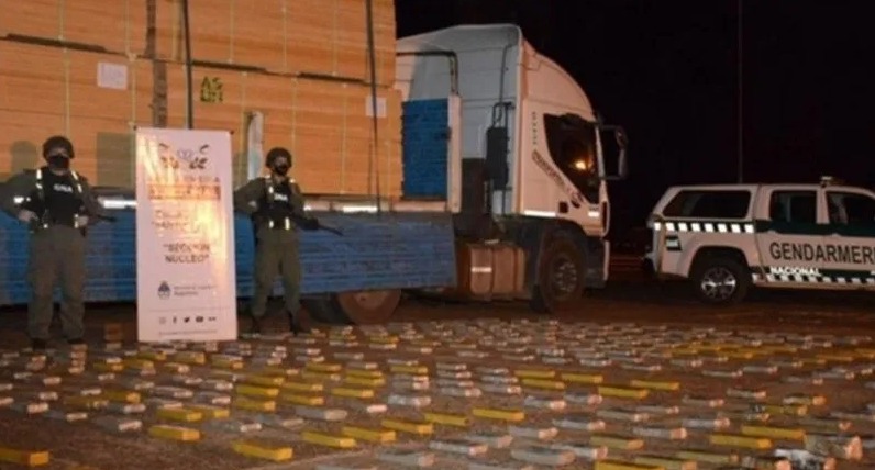 Detienen a un camionero que trasladaba casi 2 mil kilos de marihuana al conurbano