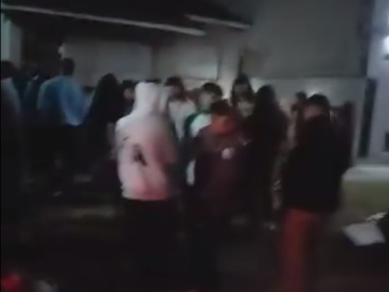 VIDEO: tensión por un incendio en un hotel de San Bernardo repleto de egresados