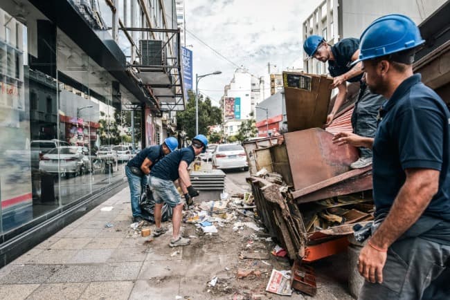 El Municipio retiró un kiosco abandonado en la Peatonal y San Luis