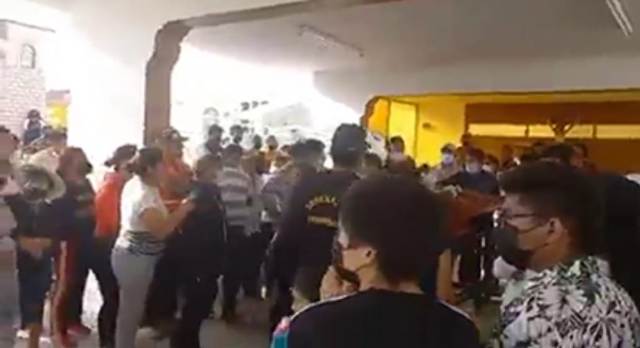 La dieron por muerta, y mientras la sepultaban golpeó el ataúd; la hospitalizaron y murió