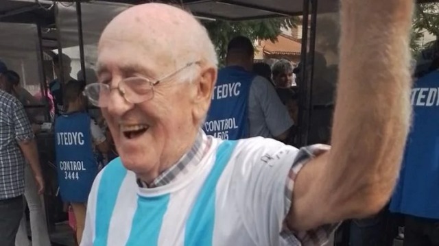 El primer hincha en entrar a la fiesta de la Scaloneta es un marplatense de 85 años