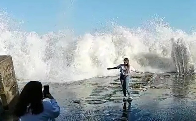 Insólito: se sacaba una foto en la Escollera Sur y casi se la lleva una ola gigante