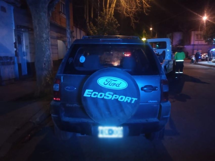 Otro borracho en una camioneta cruzó en rojo, chocó a una ciclista y escapó