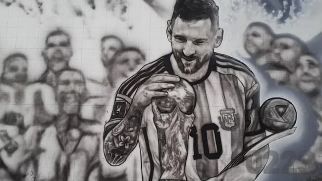 «El beso de Messi» también tiene su mural en Mar del Plata