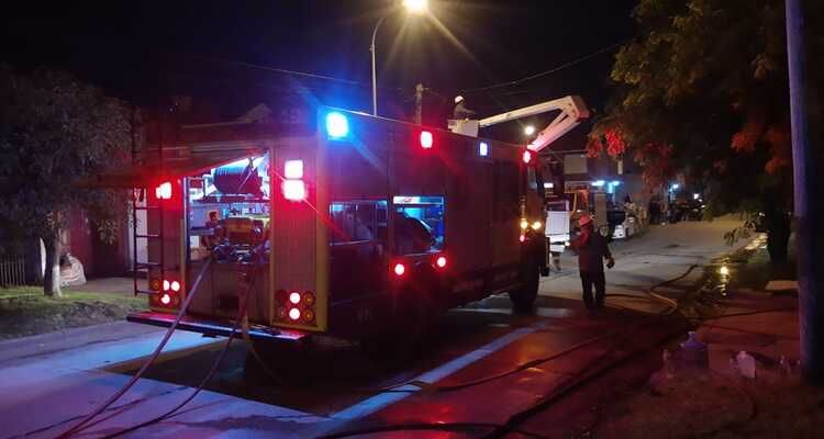 Incendio en la papelera: hay casas afectadas y evacuaron a vecinos