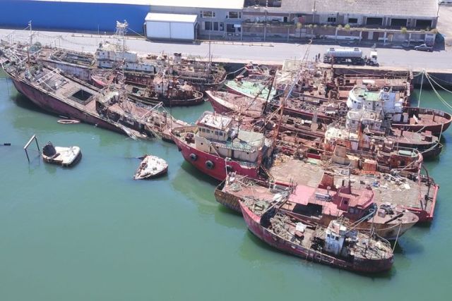 Por estar alcoholizado se cayó desde un barco amarrado en el puerto