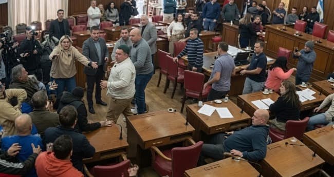 Repudian la pelea entre taxistas y conductores de aplicaciones en Mar del Plata