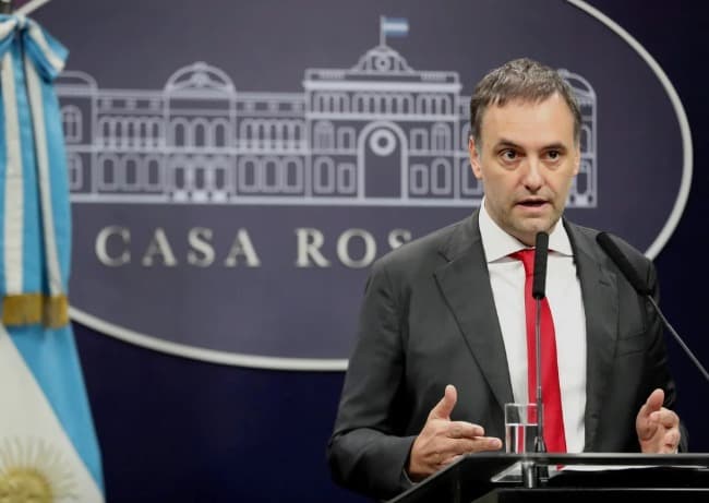 Leia Manuel Adorni: 