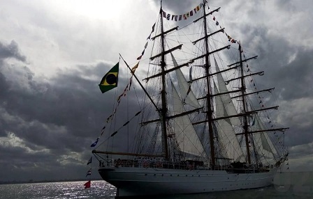 Gran desfile náutico de siete naves en el Puerto de Mar del Plata