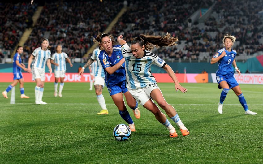 Argentina, perdió sobre el final ante Italia en el debut 