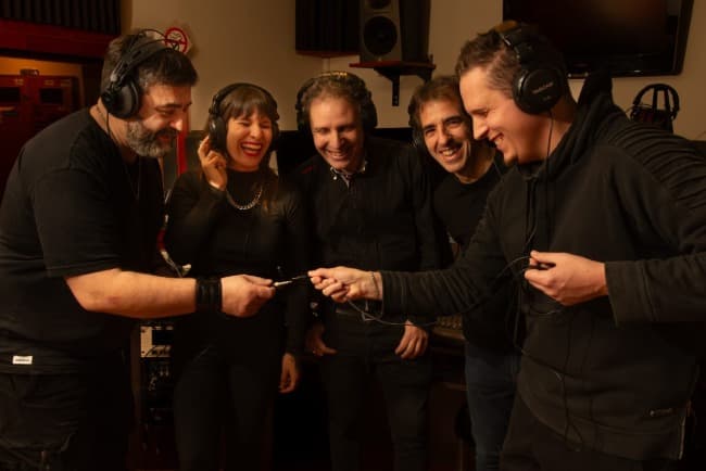 The Black Queen sube a escena con una experiencia musical y voz femenina 