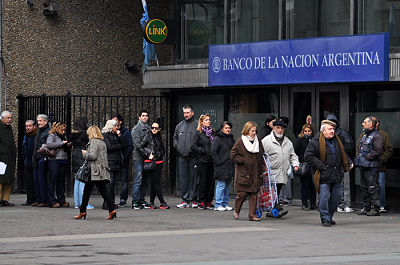 Más de una cuadra de fila en la previa a la apertura de los bancos