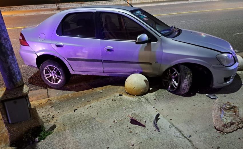 Cuchau: Rompió un neumático y chocó una esfera de contención en la curva de Cabo Corrientes