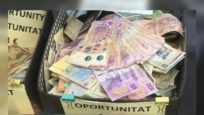 Venden billetes argentinos como souvenir en Europa: el alarmante posteo que se hizo viral