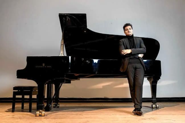 Leia El joven pianista del Colón, Ciro Rolón, en una noche exclusiva en Villa Victoria 