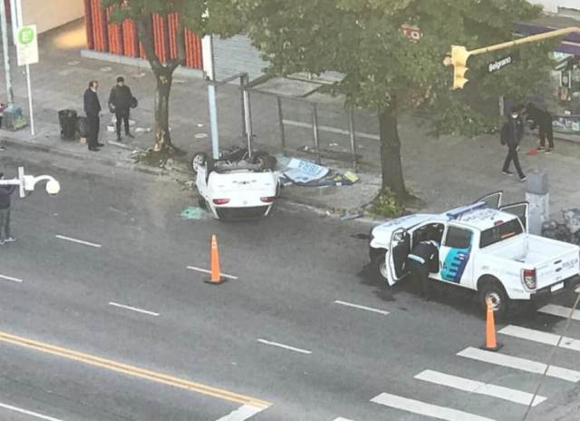 Otro siniestro vial: Iba manejando, se durmió y volcó en la parada de colectivo