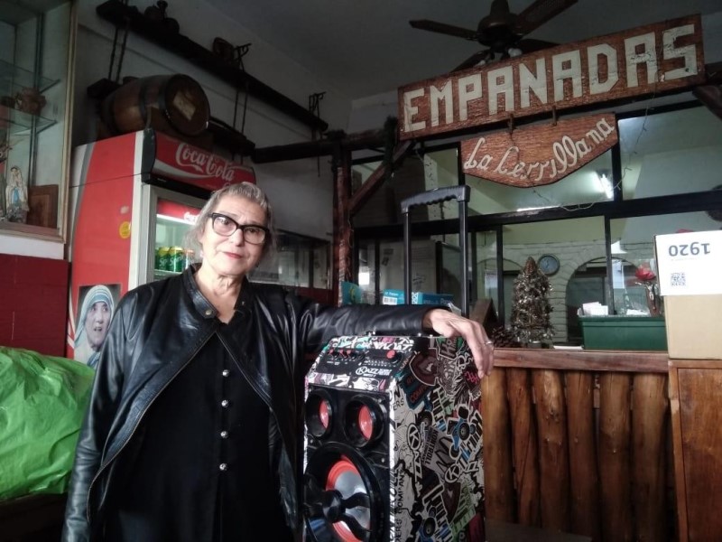 ¿Quién es la misteriosa artista que pasea a todo volumen por la ciudad?