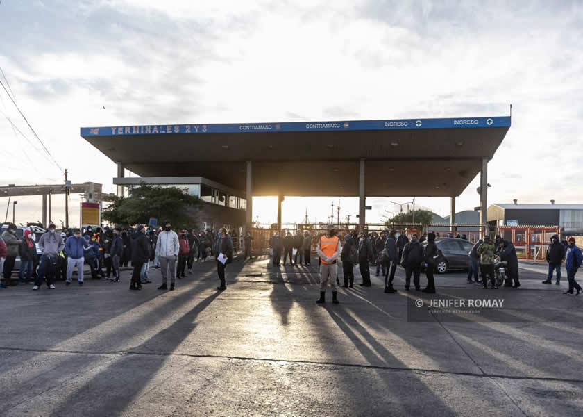 Decenas de empleados portuarios reclaman mejoras en los controles sanitarios.