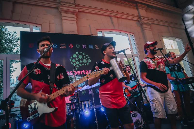 Canciones, cumbia y rock para arrancar la semana con Plaza en Plaza Eco 