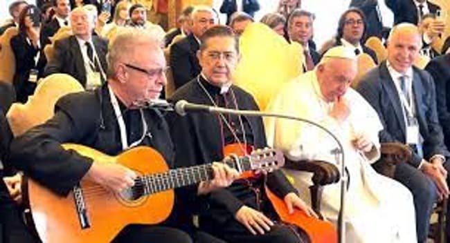 León Gieco cantó  en el Vaticano e hizo emocionar al papa Francisco