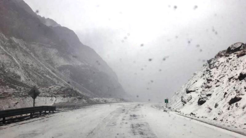 Fuertes nevadas en la cordillera impiden el cruce de 800 camiones hacia Chile