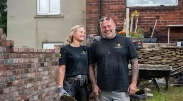 De las pasarelas a la construcción: Dejó de ser modelo para laburar en albañilería con su papá